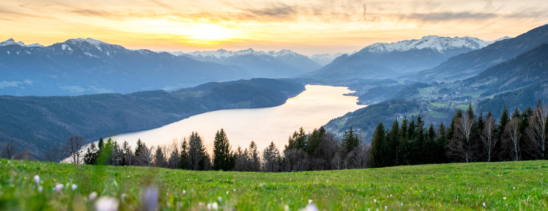 Frühling_MillstätterSee_MBN_©Rossmann_Mai2023_2 Panoramablick über die Kärntner Berg- und Seenlandschaft bei Sonnenaufgang