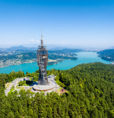 Standortmarketing_Pyramidenkogelī23_202-original Luftaufnahme eines hohen Aussichtsturm aus Holz am Pyramidenkogel mit Blick über den Wörthersee
