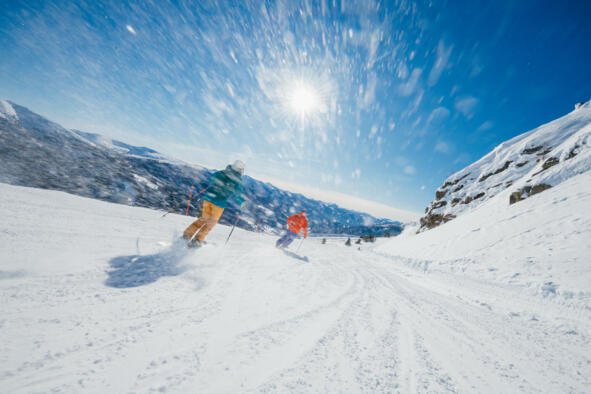 25_Kärnten Werbung GmbH_Sam Strauss Zwei Skifahrer auf einer verschneiten Piste in den Kärntner Alpen